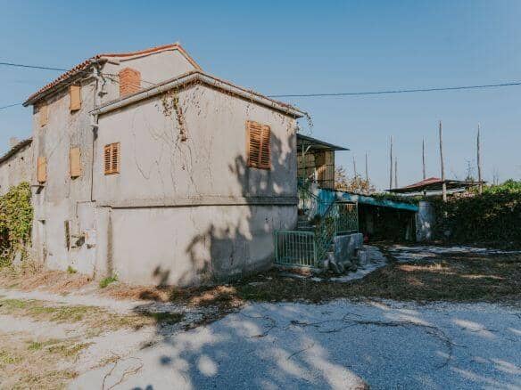 Zavrsje Umgebung: ein Komplex aus Steinhäusern mit zwei Scheunen und abgelegenem Grundstück