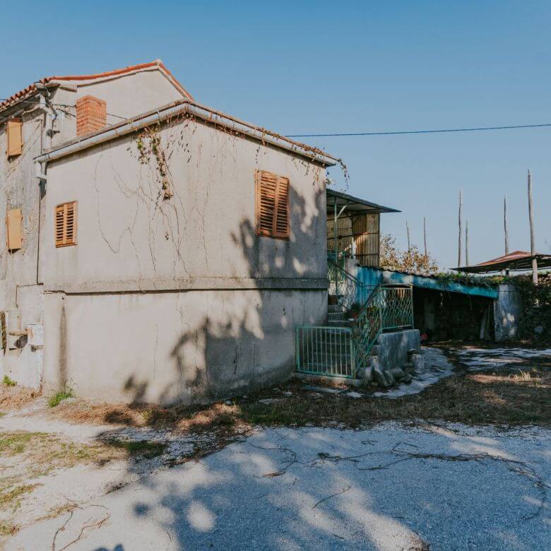 zavrsje surroundings a complex of stone houses with two barns and secluded land
