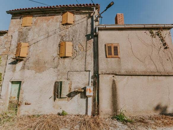 Zavrsje Umgebung: ein Komplex aus Steinhäusern mit zwei Scheunen und abgelegenem Grundstück