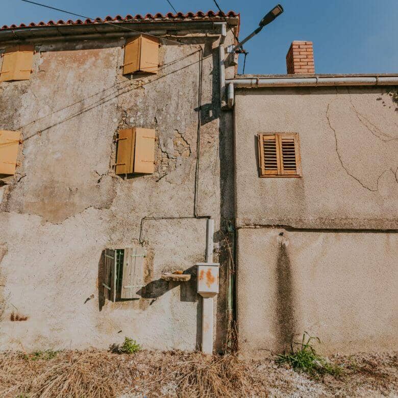 Zavrsje Umgebung: ein Komplex aus Steinhäusern mit zwei Scheunen und abgelegenem Grundstück