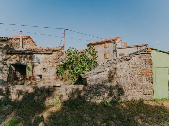 zavrsje surroundings a complex of stone houses with two barns and secluded land