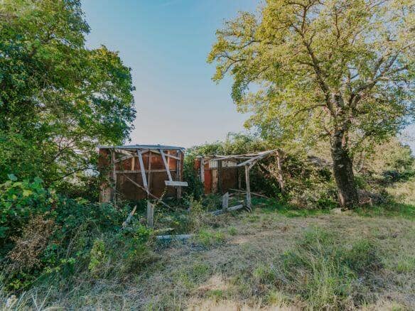 Zavrsje Umgebung: ein Komplex aus Steinhäusern mit zwei Scheunen und abgelegenem Grundstück