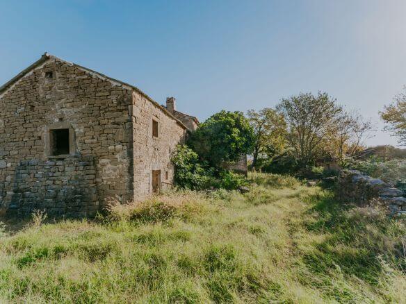 zavrsje surroundings a complex of stone houses with two barns and secluded land