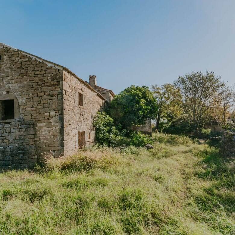 Zavrsje Umgebung: ein Komplex aus Steinhäusern mit zwei Scheunen und abgelegenem Grundstück