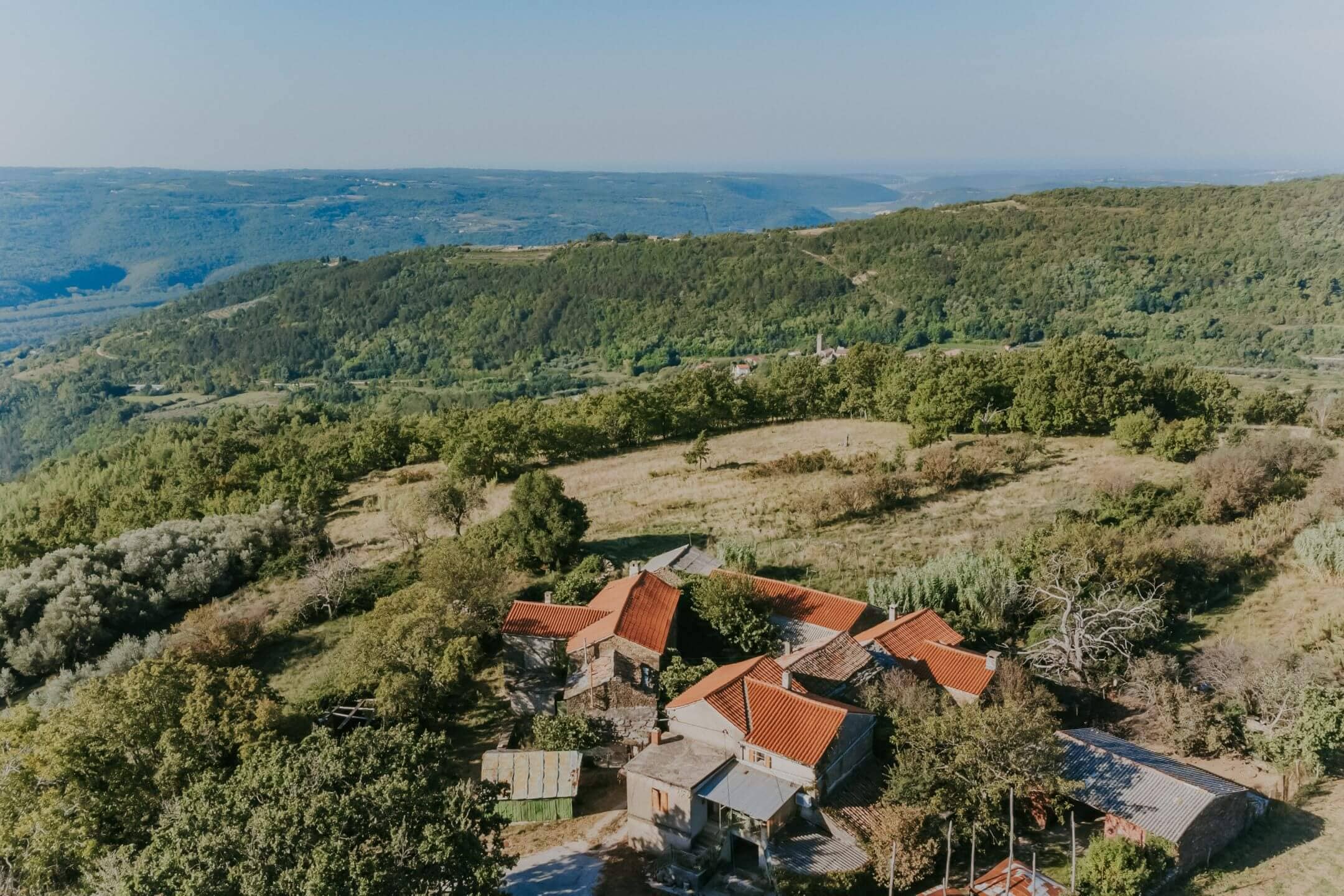 zavrsje dintorni un complesso di case in pietra con due fienili e terreno appartato zavrsje dintorni un complesso di case in pietra con due fienili e terreno appartato