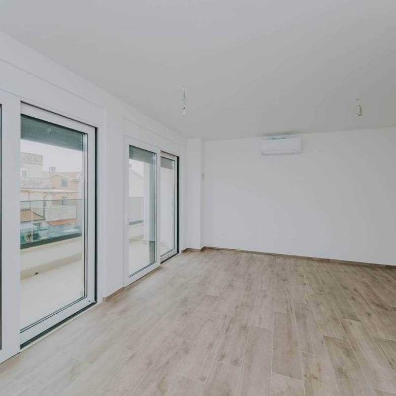 zambratija moderne Wohnung in einem Neubau im ersten Stock