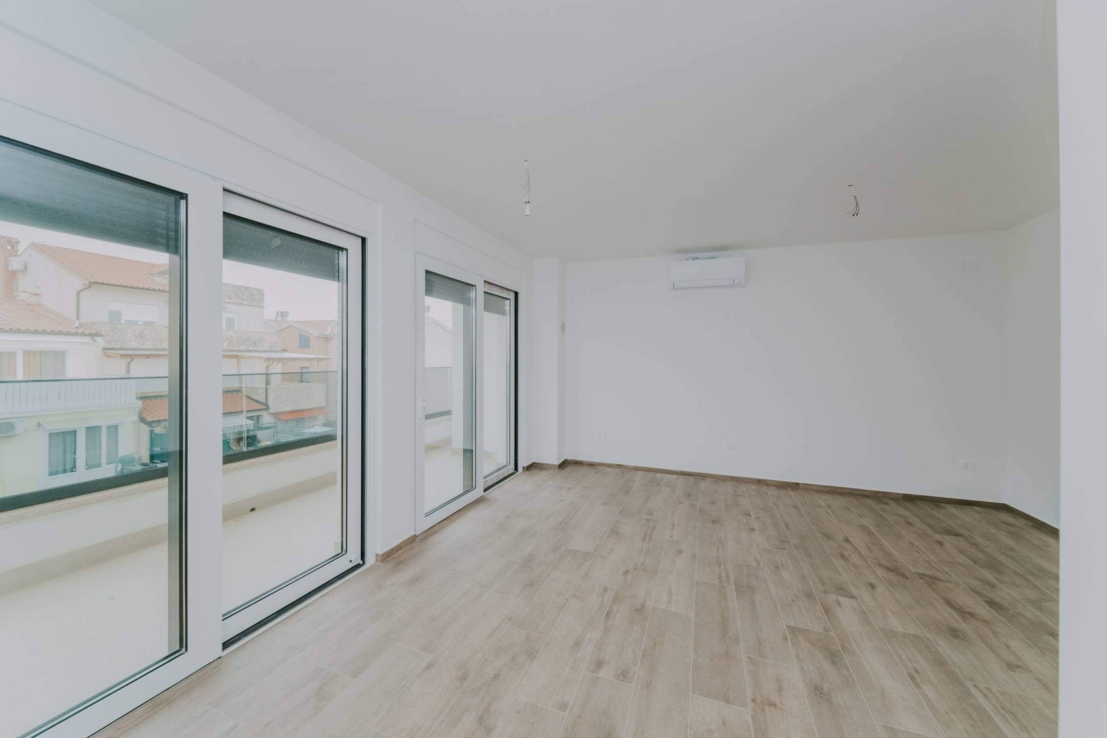 zambratija moderne Wohnung in einem Neubau im ersten Stock