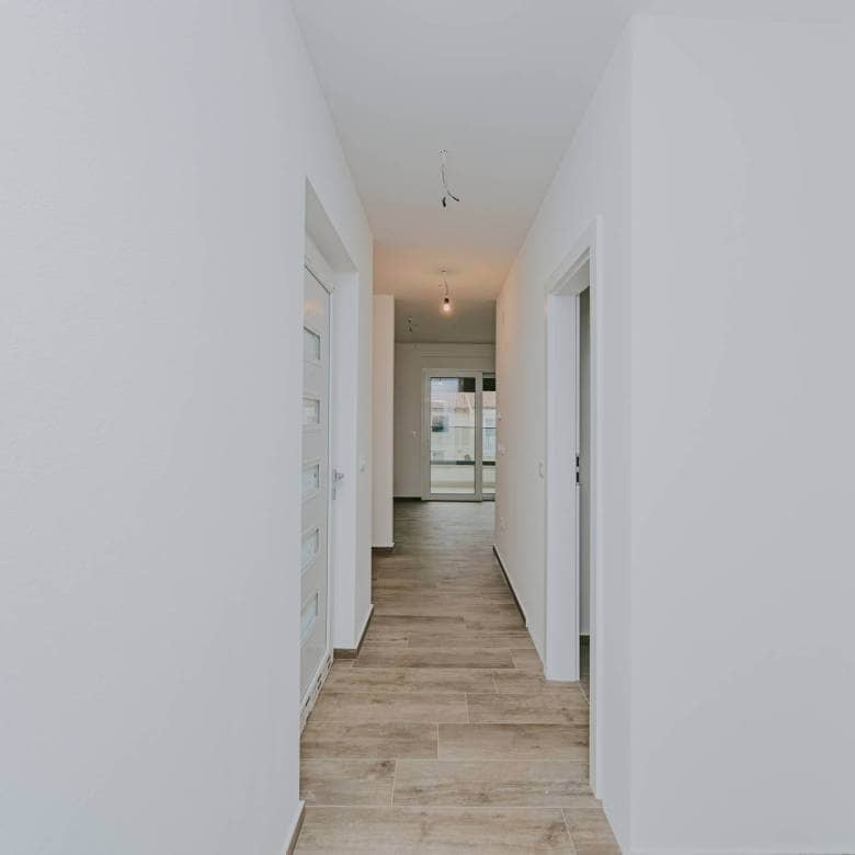 zambratija moderne Wohnung in einem Neubau im ersten Stock