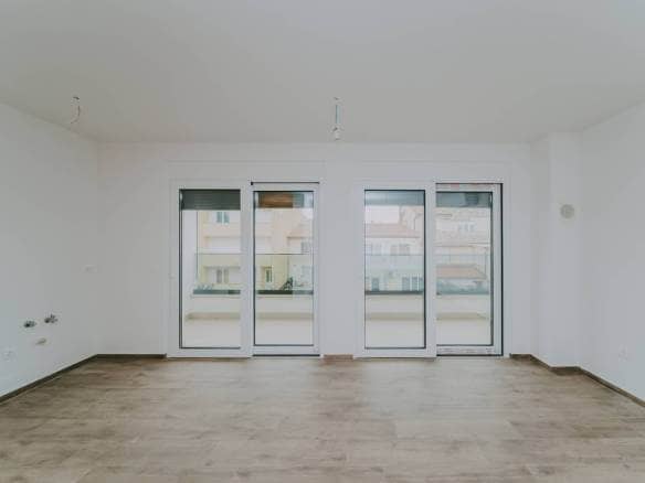 zambratija moderne Wohnung in einem Neubau im ersten Stock