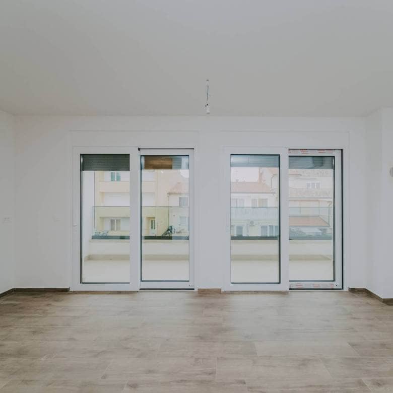 zambratija moderne Wohnung in einem Neubau im ersten Stock