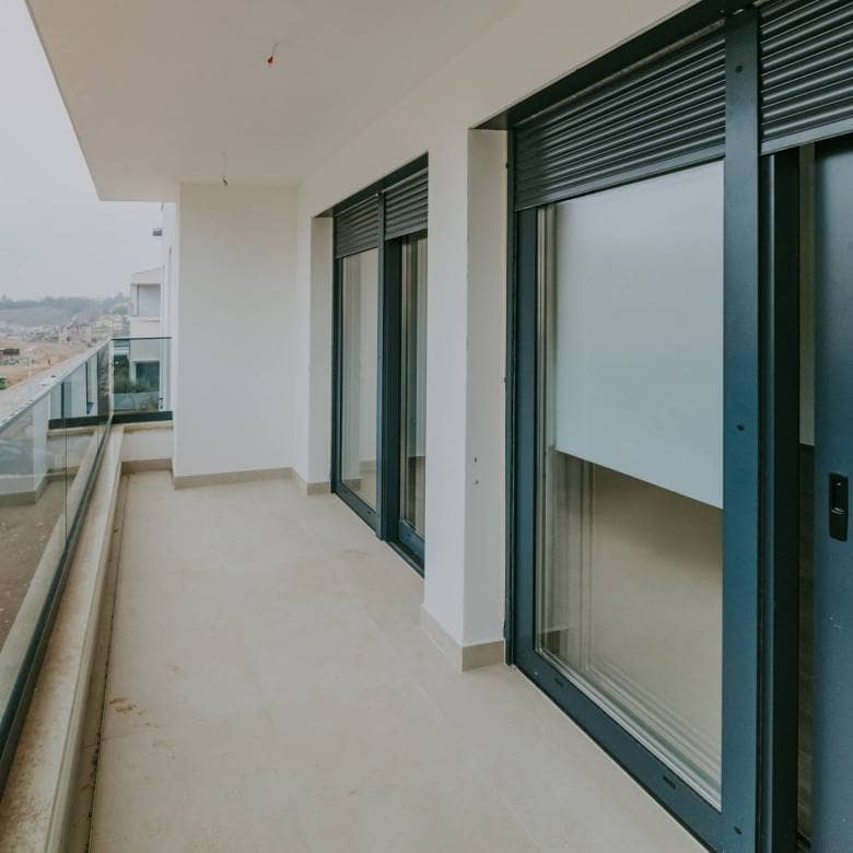 zambratija moderne Wohnung in einem Neubau im ersten Stock