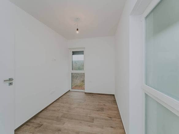 zambratija moderne Wohnung in einem Neubau im ersten Stock