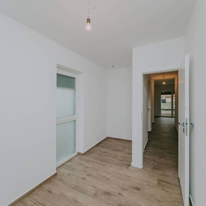 zambratija moderne Wohnung in einem Neubau im ersten Stock