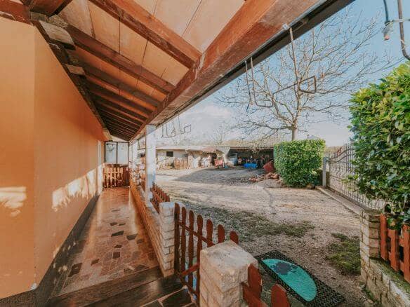 zavrsje terreno circostante per scopi residenziali e commerciali
