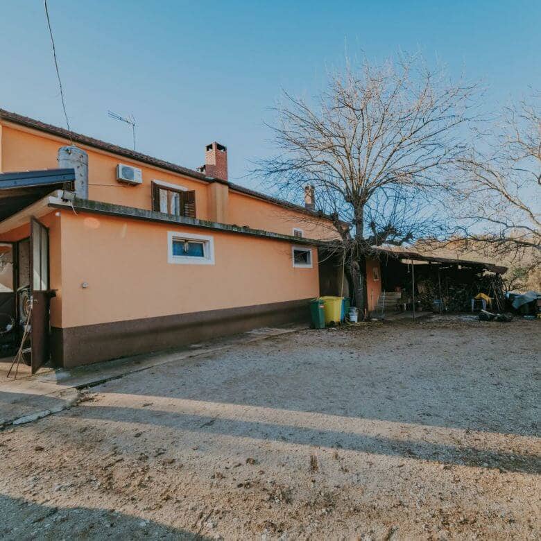 zavrsje terreno circostante per scopi residenziali e commerciali