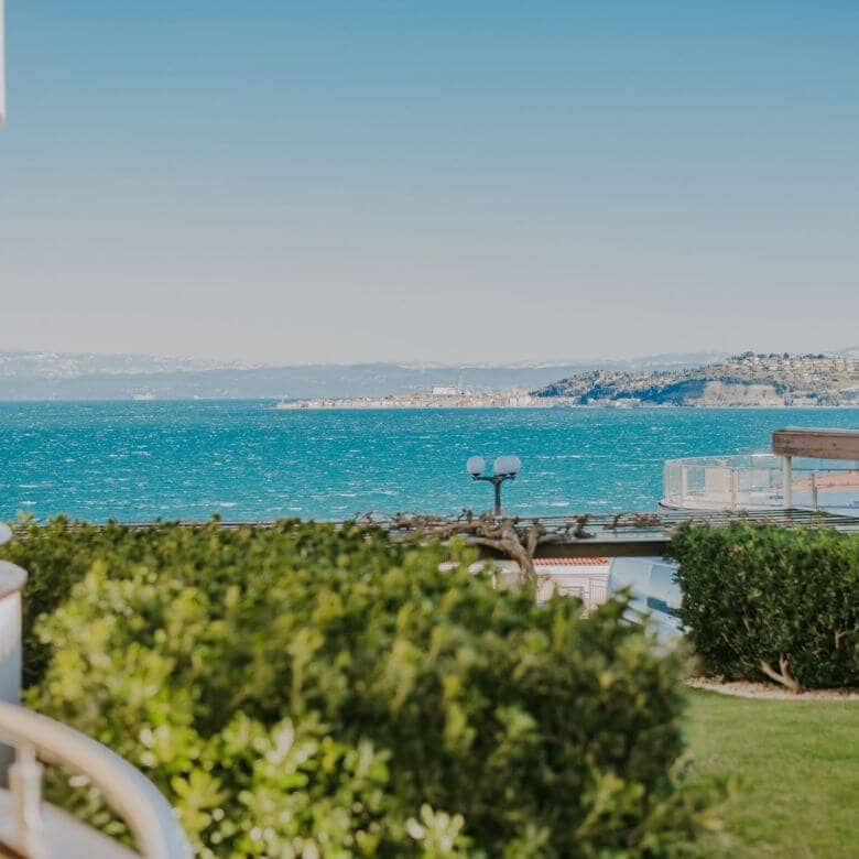 crveni vrh apartment in a resort with a sea view