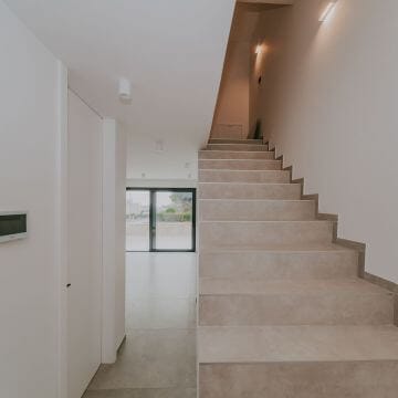 Новиград современный дом в новостройке с видом на море