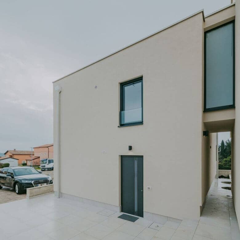 novigrad moderna kuća u novogradnji sa pogledom na more