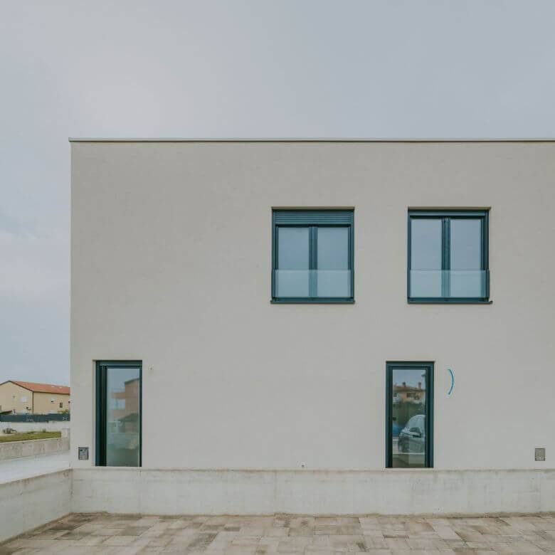 novigrad moderna kuća u novogradnji sa pogledom na more