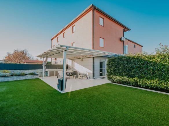 Новиградская квартира на первом этаже с садом и летней кухней