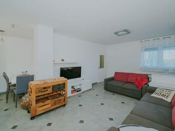 Новиградская квартира на первом этаже с садом и летней кухней