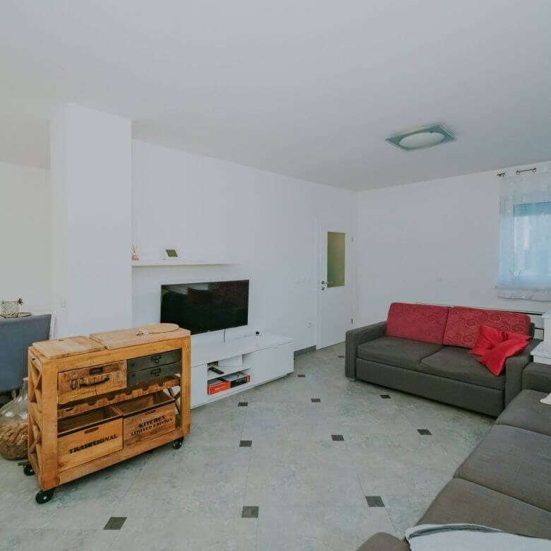 Новиградская квартира на первом этаже с садом и летней кухней