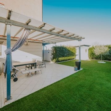 novigrad stan u prizemlju sa vrtom i ljetnom kuhinjom