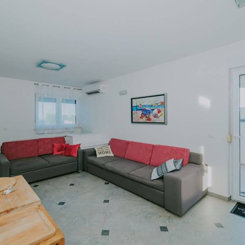 Новиградская квартира на первом этаже с садом и летней кухней