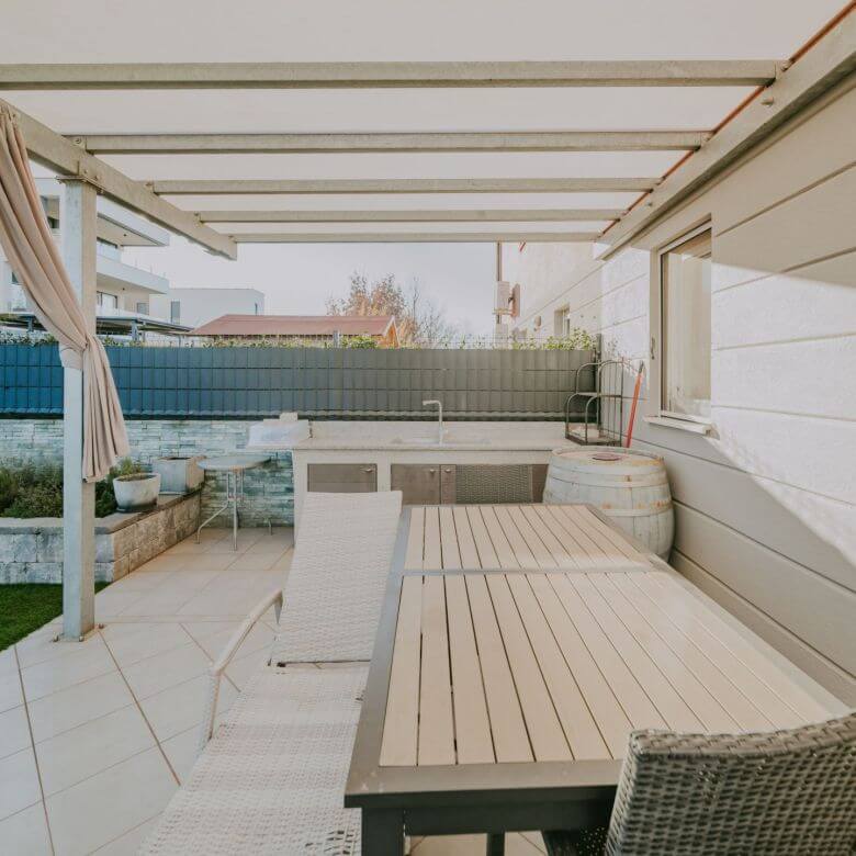 Новиградская квартира на первом этаже с садом и летней кухней