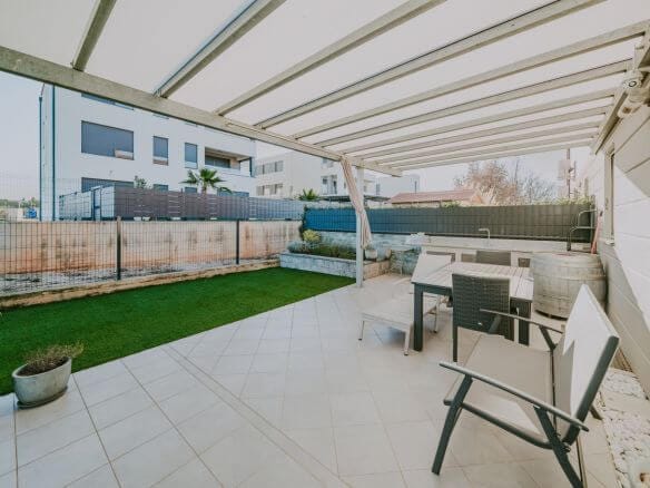 Новиградская квартира на первом этаже с садом и летней кухней