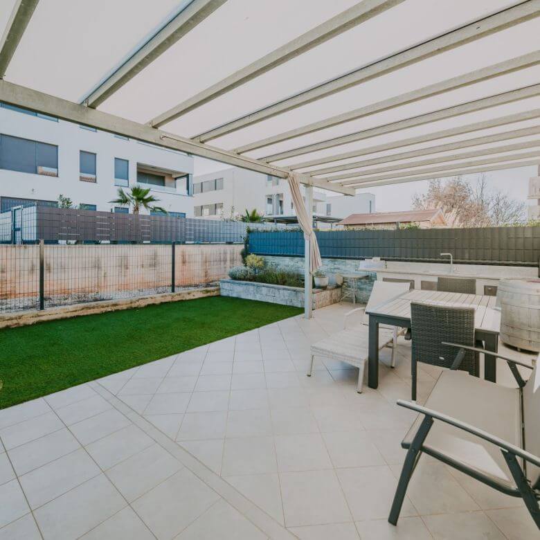 Новиградская квартира на первом этаже с садом и летней кухней