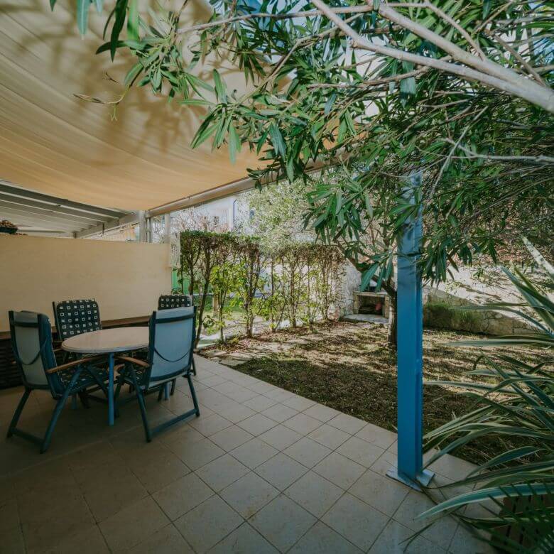 zambratija appartamento al piano terra con giardino e cucina estiva