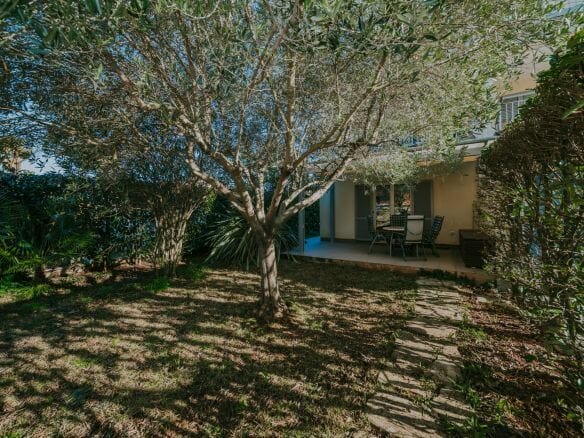 zambratija appartamento al piano terra con giardino e cucina estiva