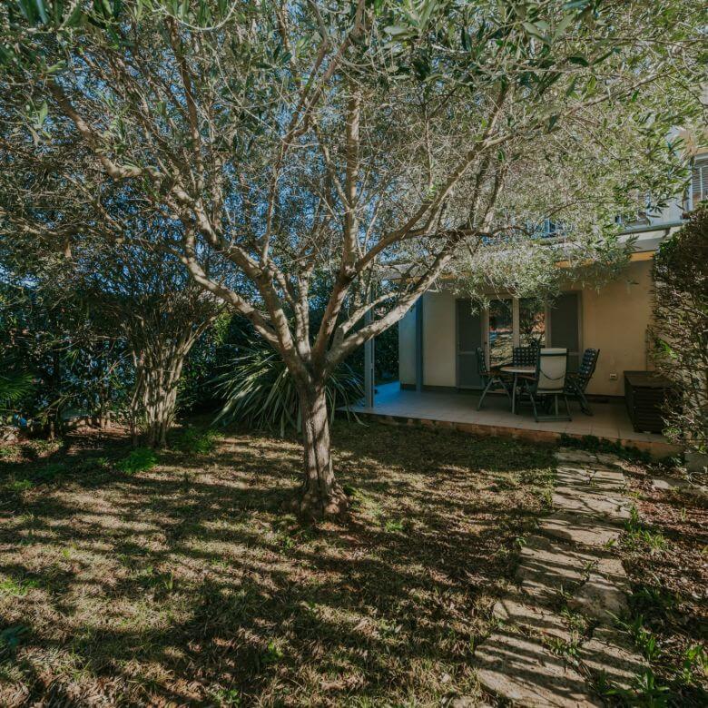 zambratija appartamento al piano terra con giardino e cucina estiva