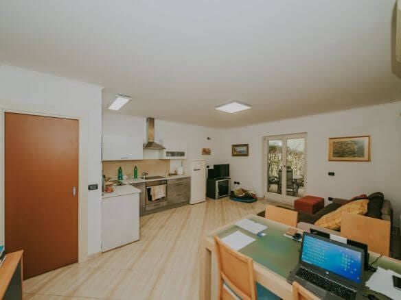 zambratija appartamento al piano terra con giardino e cucina estiva