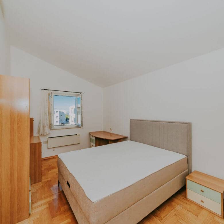 novigrad spazioso appartamento con garage e vista mare