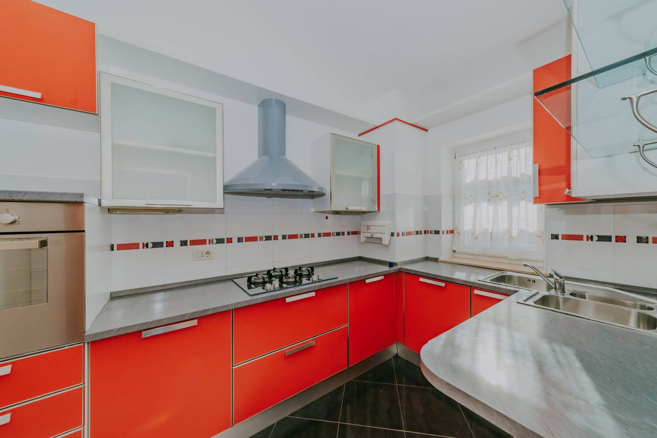 novigrad spazioso appartamento con garage e vista mare