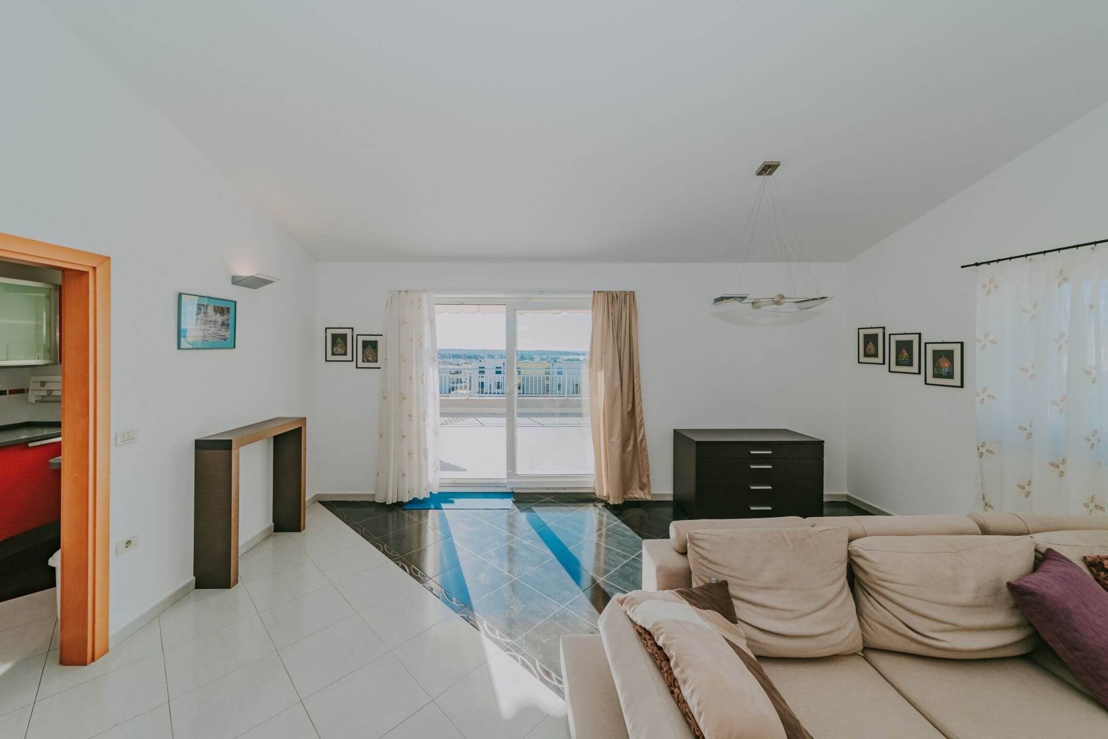 novigrad spazioso appartamento con garage e vista mare