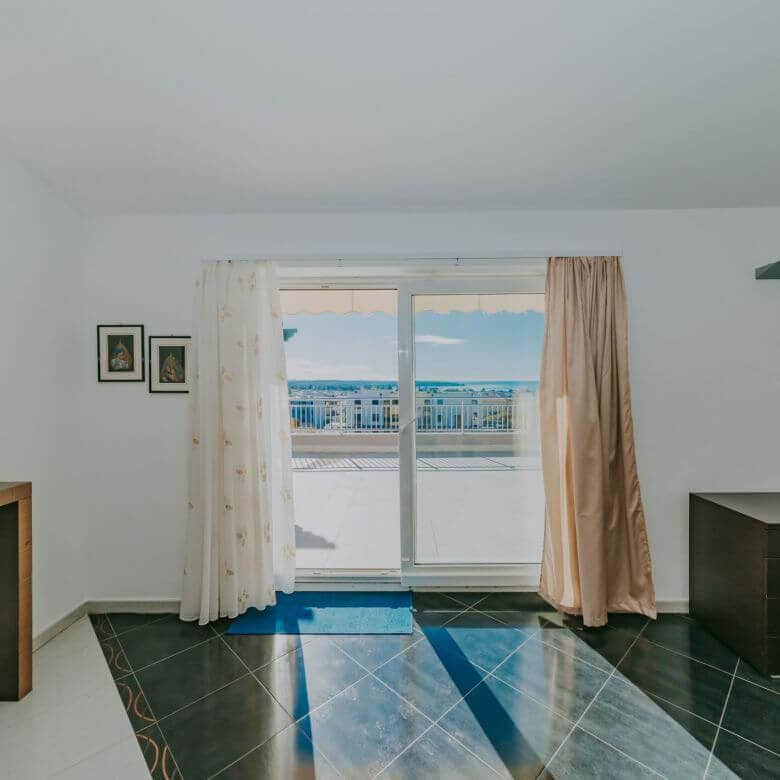 novigrad spazioso appartamento con garage e vista mare