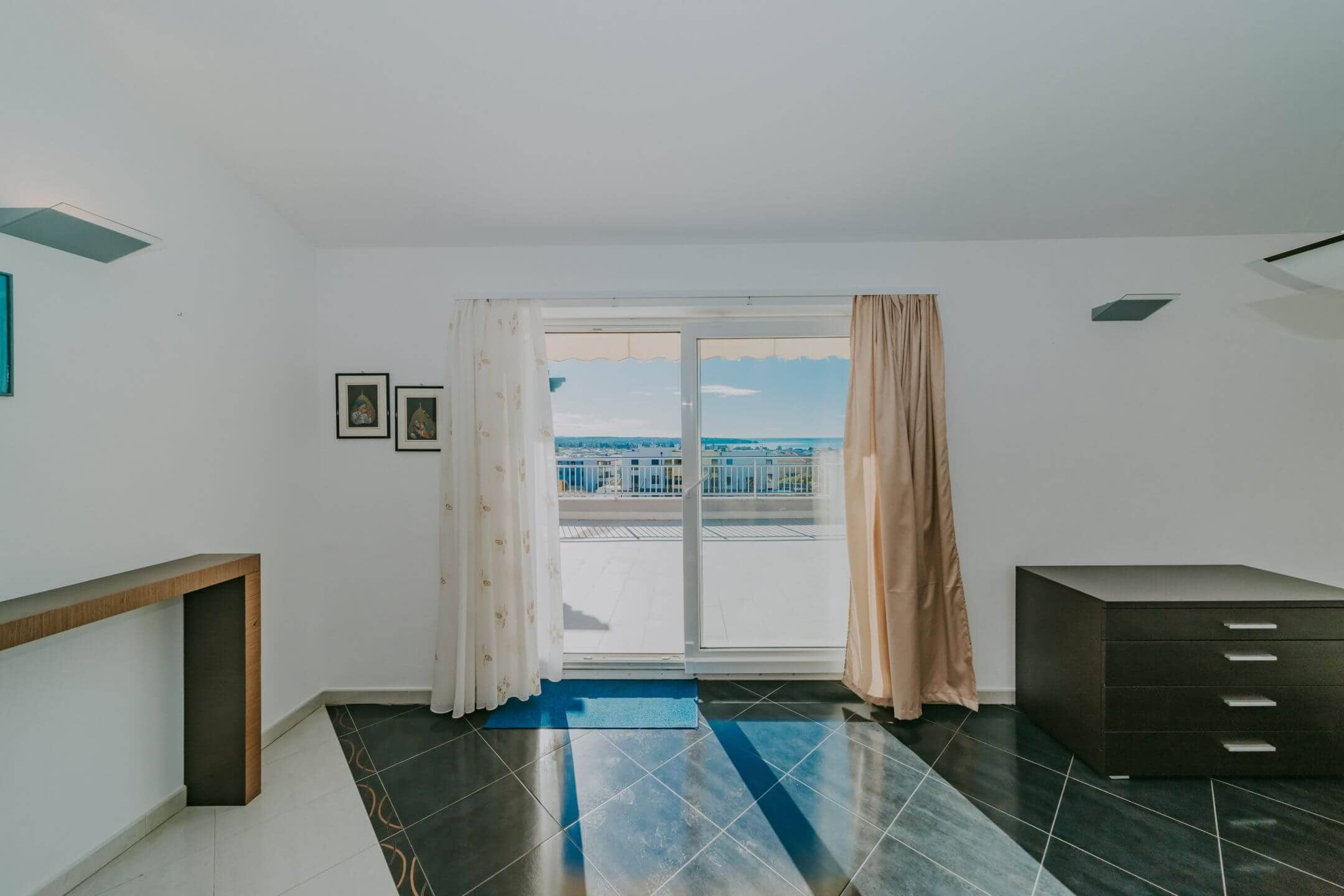 novigrad spazioso appartamento con garage e vista mare