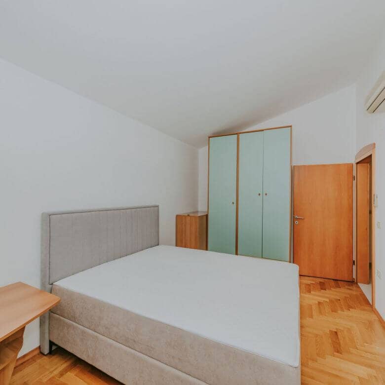 novigrad spazioso appartamento con garage e vista mare