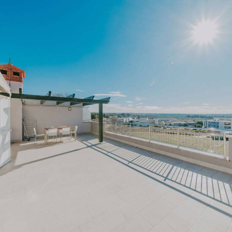 novigrad spazioso appartamento con garage e vista mare