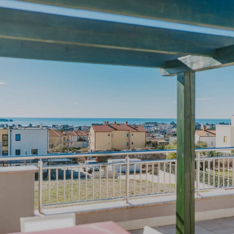 novigrad spazioso appartamento con garage e vista mare
