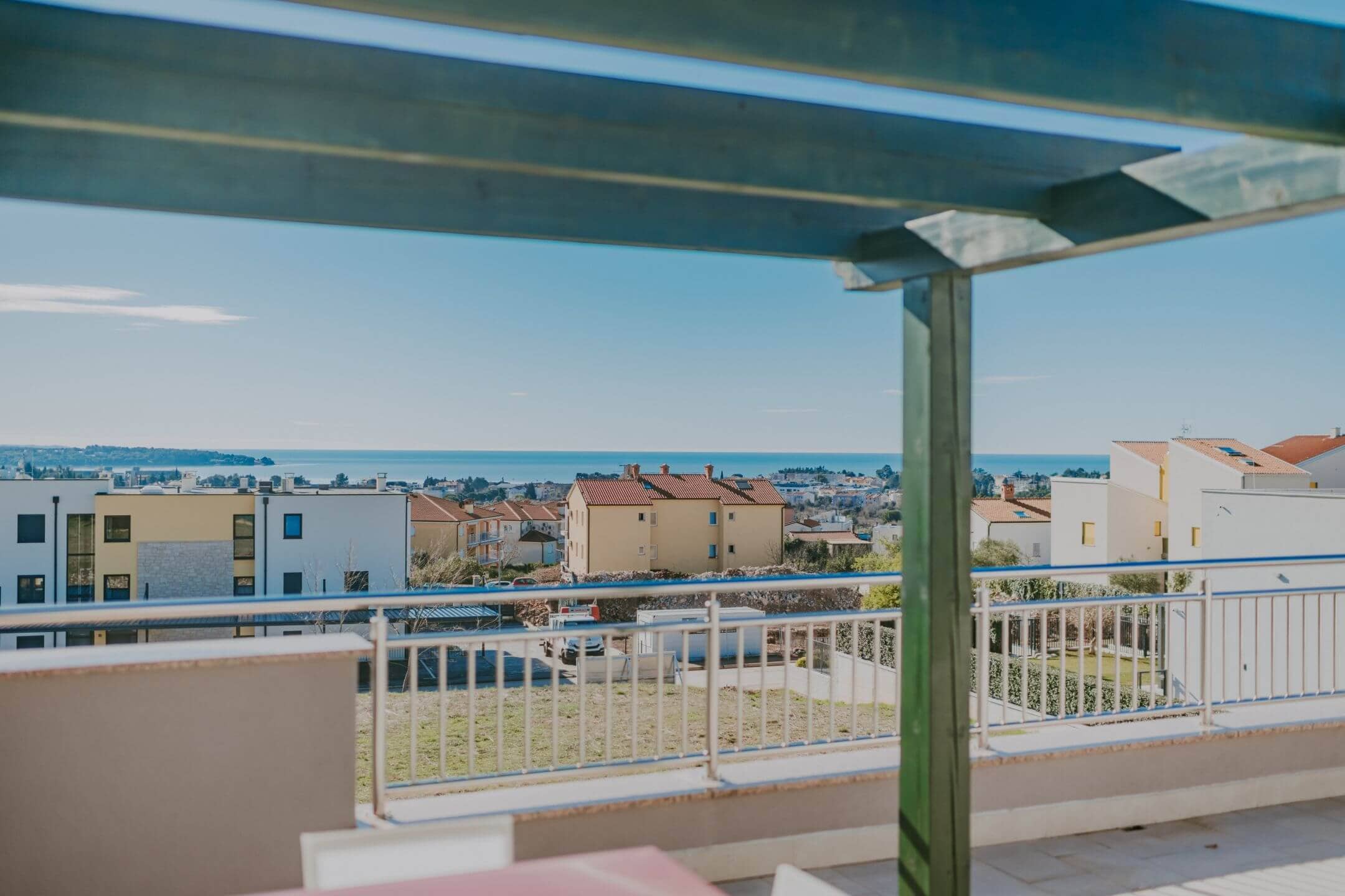 novigrad spazioso appartamento con garage e vista mare