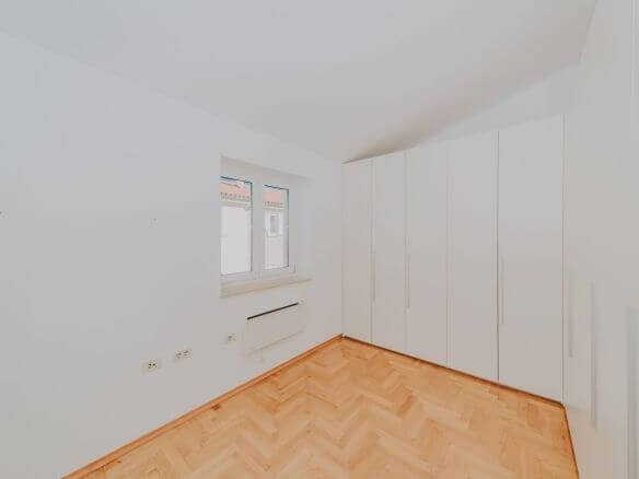 novigrad spazioso appartamento con garage e vista mare