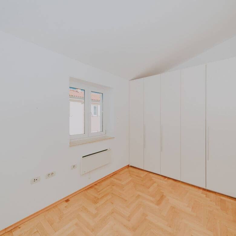 novigrad spazioso appartamento con garage e vista mare