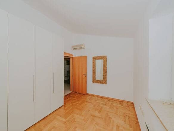 novigrad spazioso appartamento con garage e vista mare