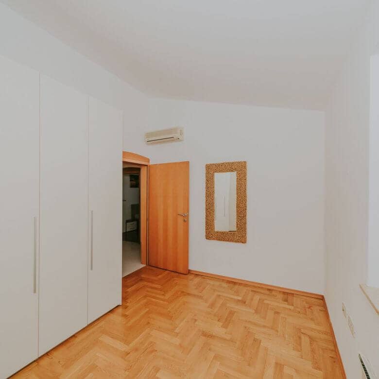 novigrad spazioso appartamento con garage e vista mare