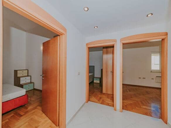 novigrad spazioso appartamento con garage e vista mare