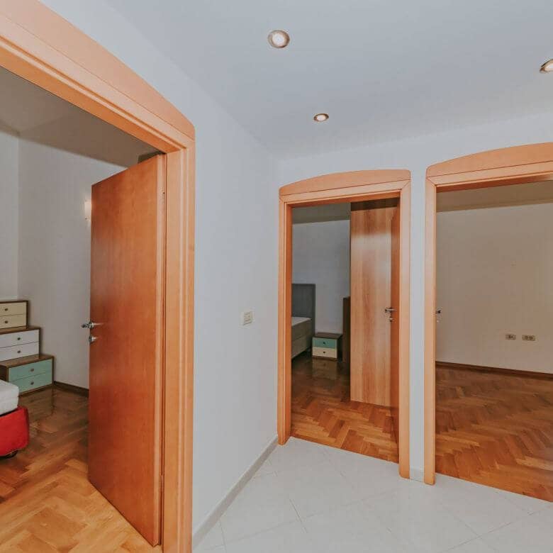 novigrad spazioso appartamento con garage e vista mare